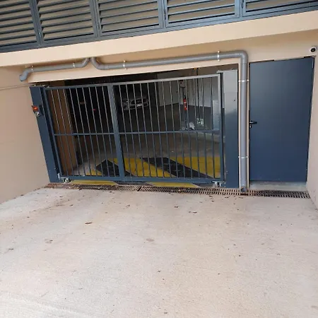 Maxime - Superbe Neuf Classe 4 Etoiles